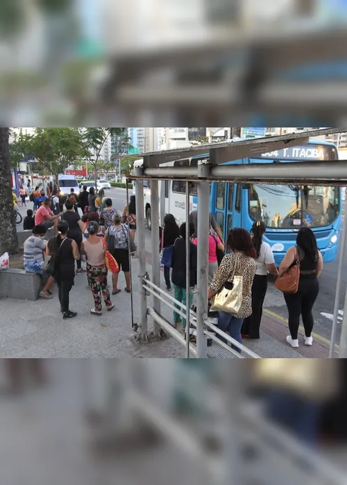 Imagem ilustrativa da imagem Passageiros reclamam de espera de até uma hora e ônibus lotados