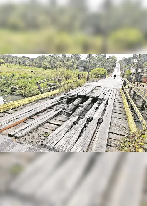 
          Imagem ilustrativa da imagem Ponte está caindo aos pedaços
          