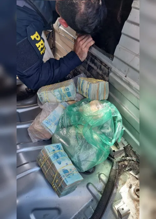 Imagem ilustrativa da imagem PRF encontra R$ 400 mil em fundo falso de carro no Norte do Estado