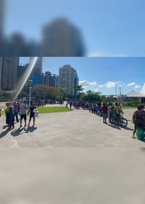 Imagem ilustrativa da imagem Fila para receber peixe de graça na Praça do Papa