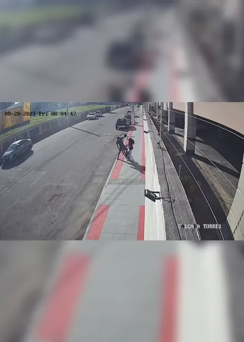 Imagem ilustrativa da imagem VÍDEO | Mulher reage a assalto e bate em ladrão, que foge pelas ruas de Vila Velha