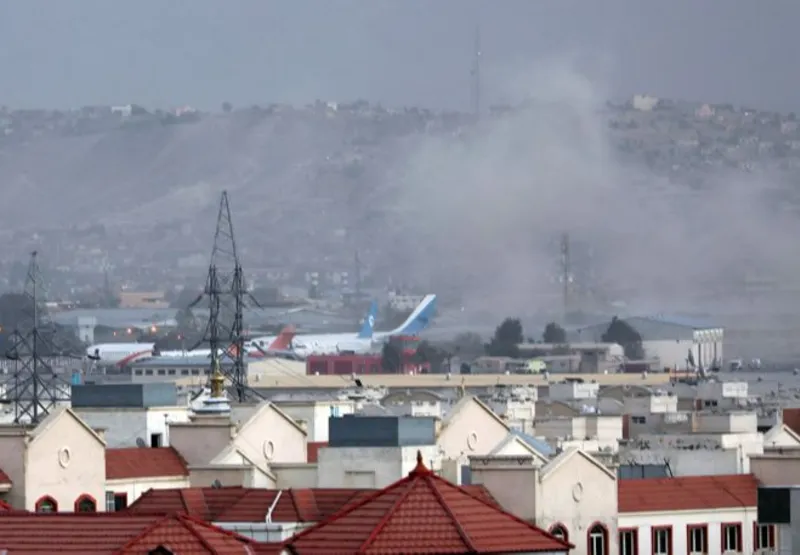 A fumaça de uma explosão é vista do lado de fora do Aeroporto de Cabul, no Afeganistão, nesta quinta-feira
