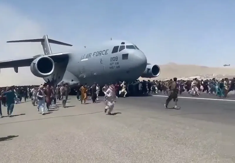 Afegãos no aeroporto tentando embarcar em avião dos Estados Unidos da América