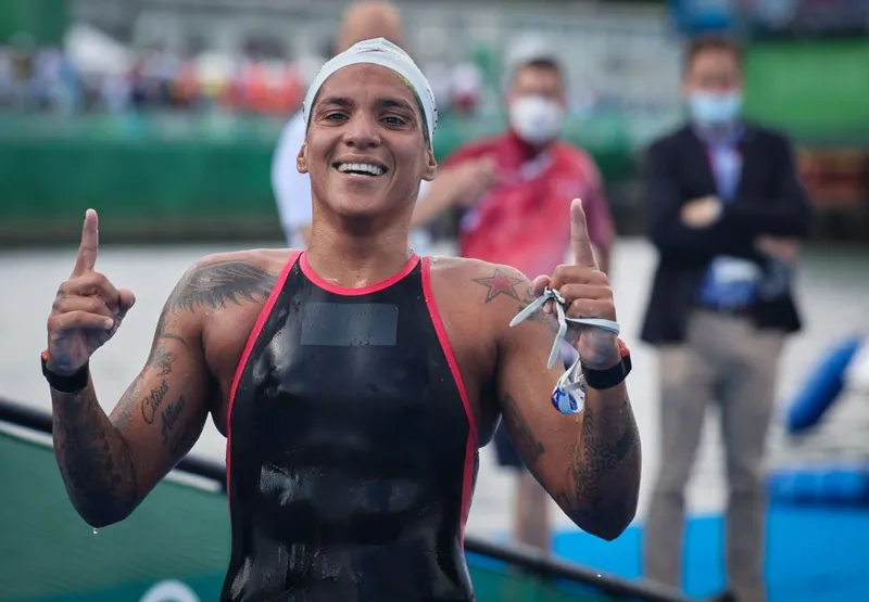 Ana Marcela Cunha conquista medalha de ouro na maratona aquática

