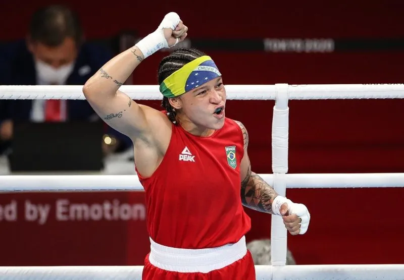 Bia Ferreira ganhou de Raykhona Kodirova, do Uzbequistão, na categoria leve (57 - 60 kg), e avançou para a semifinal