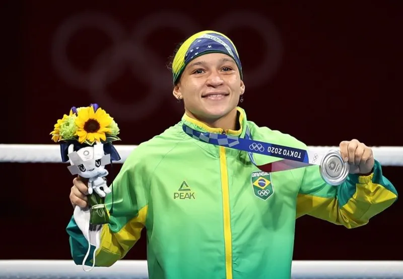 Bia Ferreira leva prata, mas faz história com 1ª final no boxe feminino em Olimpíadas