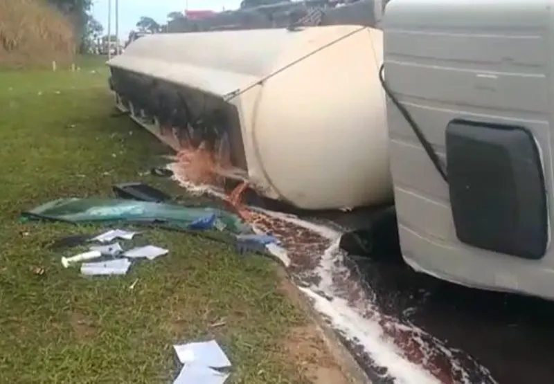 Caminhão tanque tombou e carga de óleo diesel vazou na pista