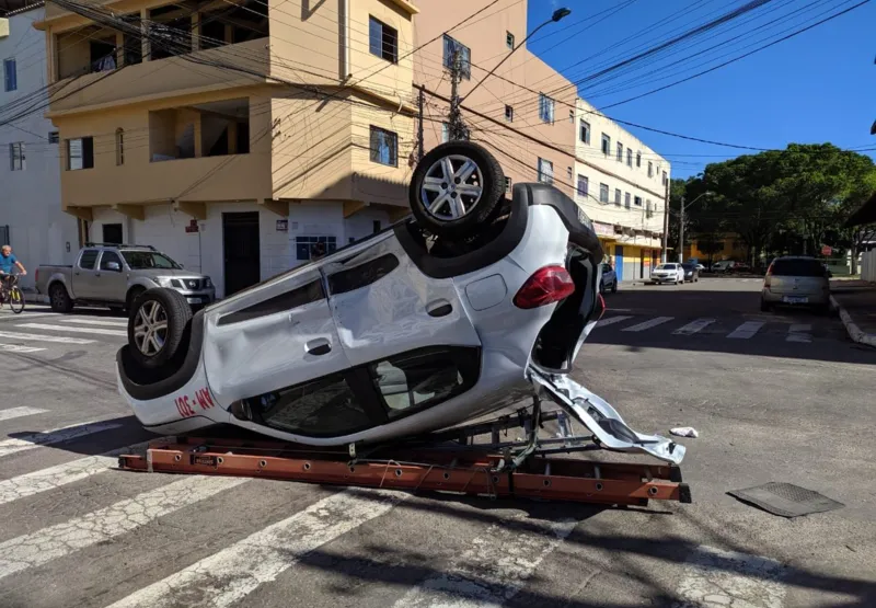 Carro capotou em cruzamento de Vila Velha