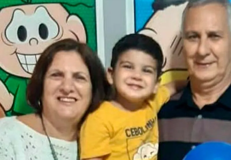 Celeste Ainda Vieira de Oliveira e Fábio Suze Mendes de Oliveira, com o neto Gael