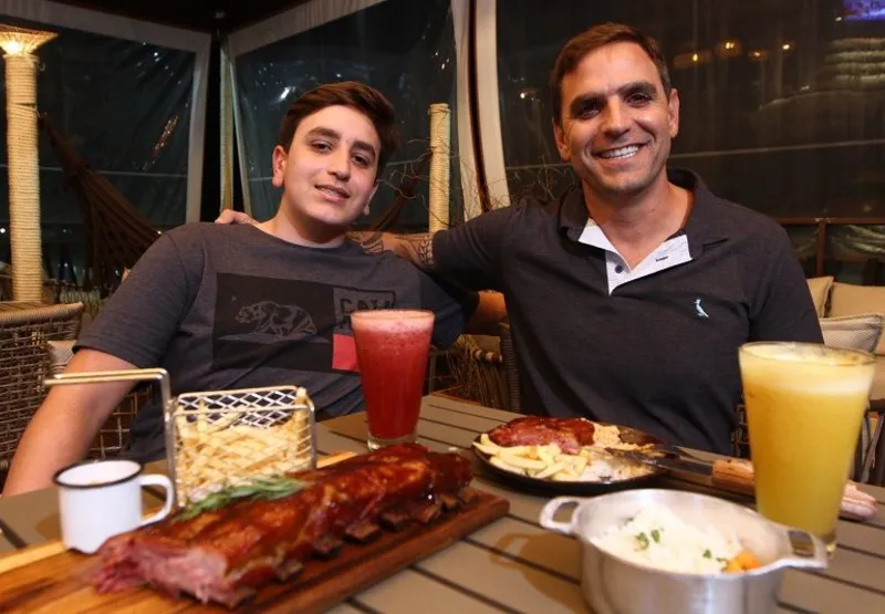Daniel Vampré de Castro e seu filho Matheusa provaram a costela de porco ao barbecue com batatas rústicas, arroz e farofa.