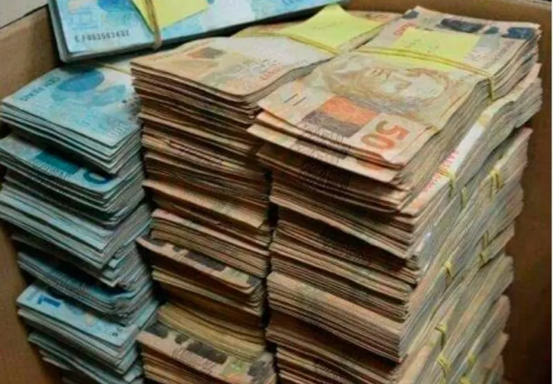Parte do dinheiro encontrado durante as investigações