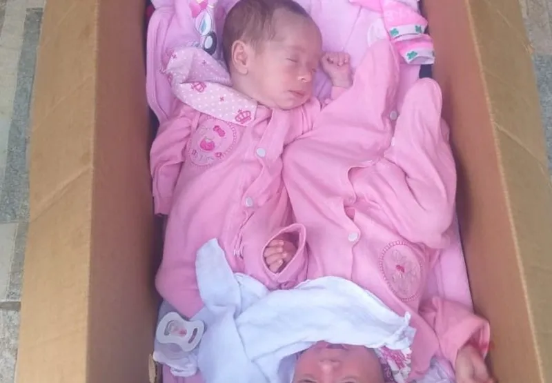 Gêmeas ficam dentro de uma caixa de papelão enquanto mãe trabalha 