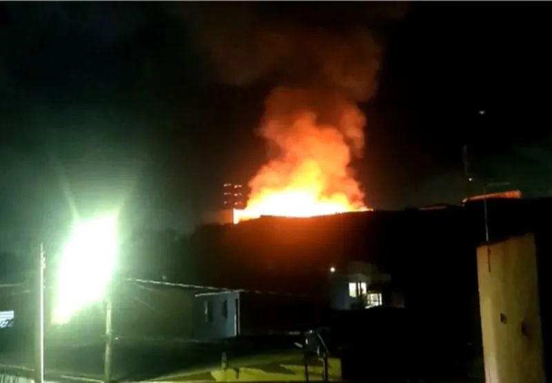 Incêndio de grandes proporções atinge madeireira em Carapina, na Serra.