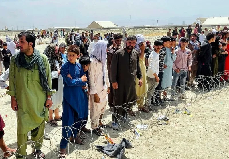 Soldados relatam que crianças são jogadas por cima do arame farpado, no aeroporto de Cabul, em tentativa das famílias de fugir do país