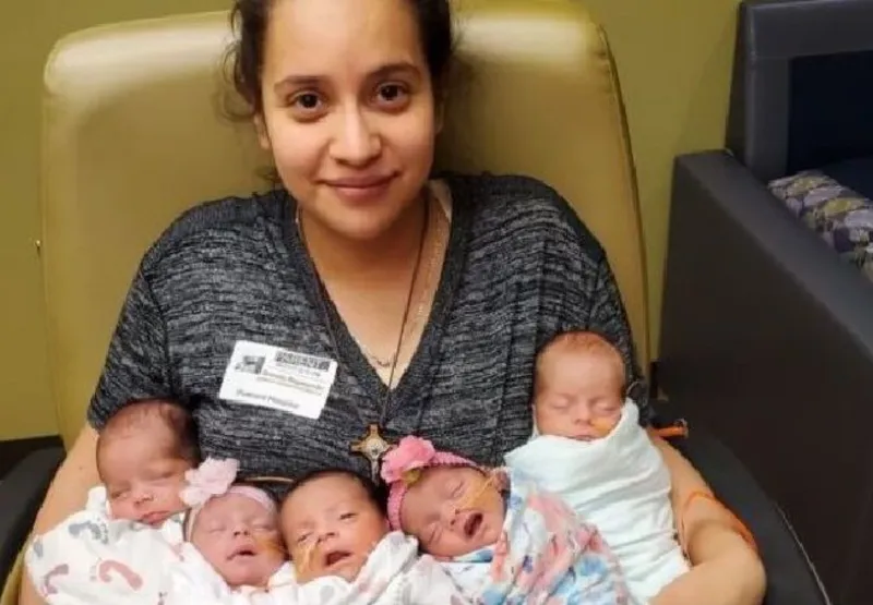 A mulher tentou engravidar por três anos e após tratamento de fertilidade deu à luz cinco crianças