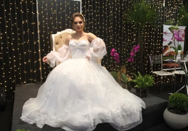 A modelo Manuela Fatica, vestida de noiva,  no cenário  montado na feira