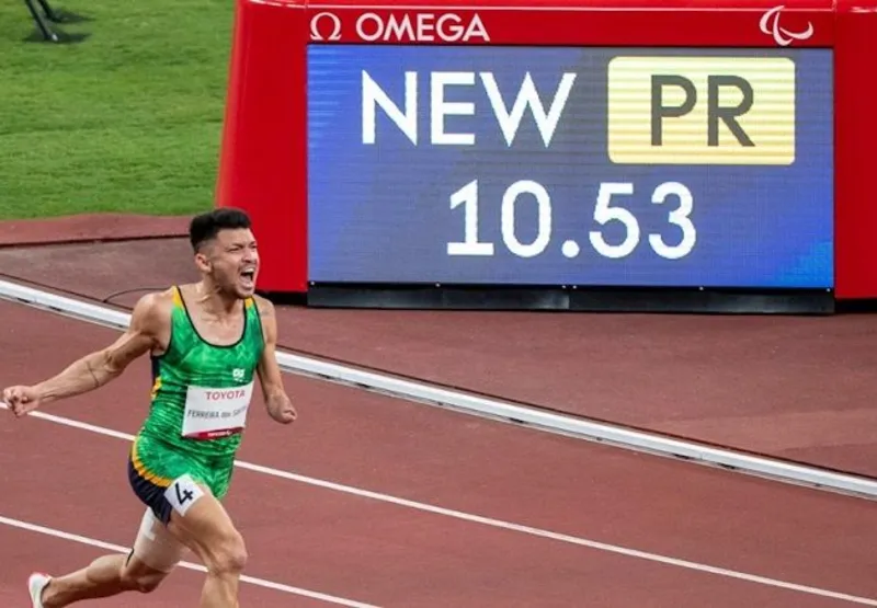 O velocista Petrúcio Ferreira batendo o recorde da Paralimpíada