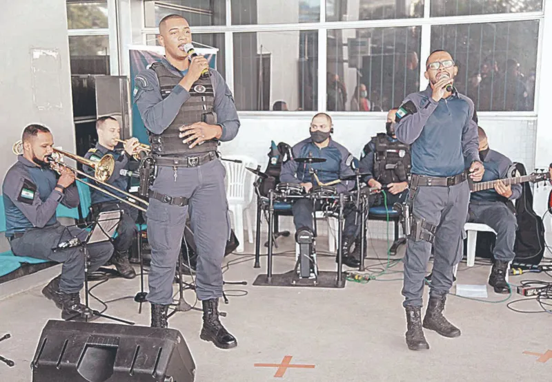 Os agentes Besas e Henrique são
 os  vocalistas
 da Banda da Guarda. Grupo  estreou no mês passado, no Parque da Cidade