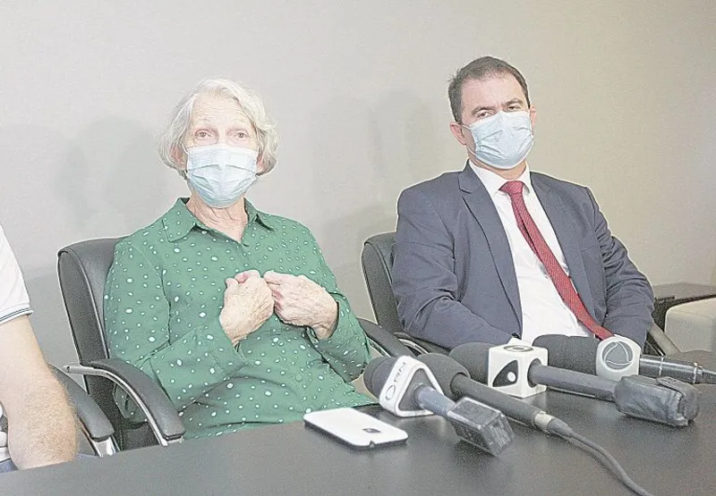 zilca gottardi, mãe da médica Milena Gottardi (destaque), ao lado do advogado Renan Salles: busca por justiça