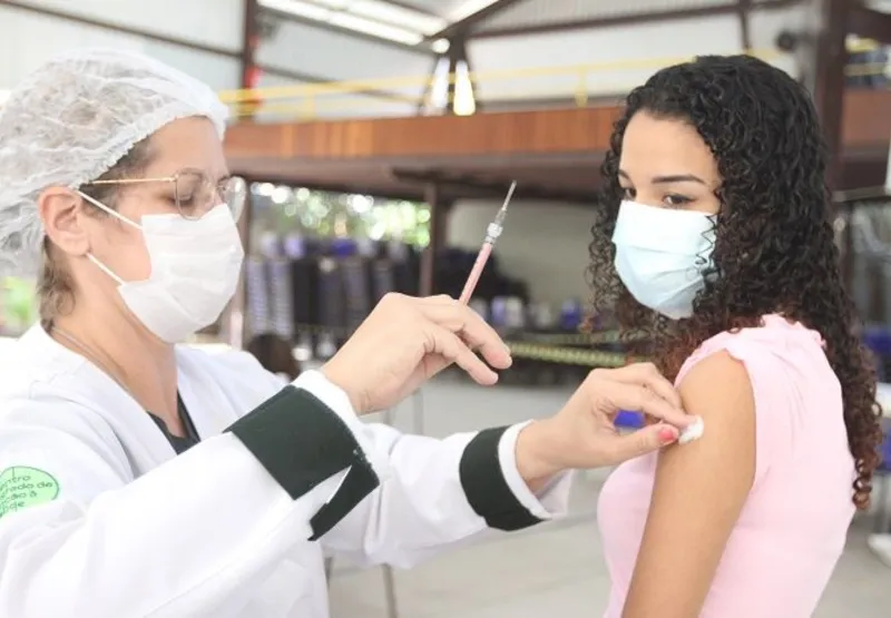 A estudante   Raquel Silva, de 18 anos, se emocionou ao tomar vacina
