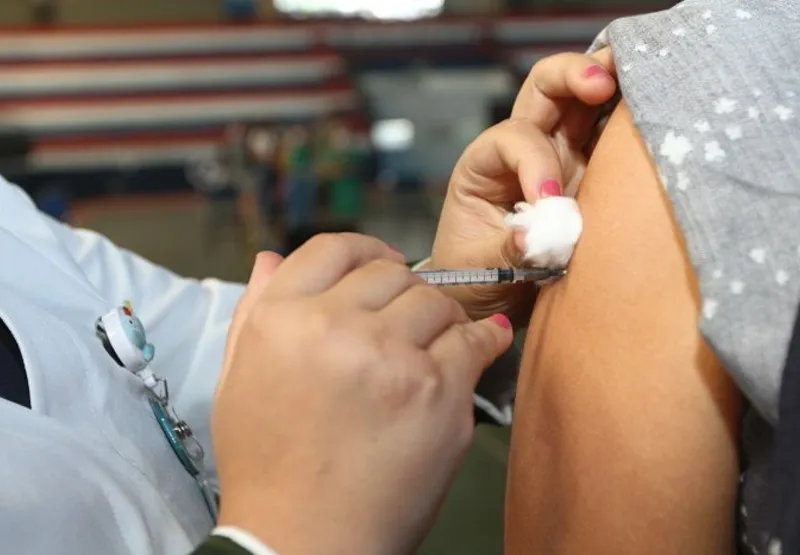Mulher recebe vacina: em Vila Velha, serão abertas 12 mil vagas nesta segunda