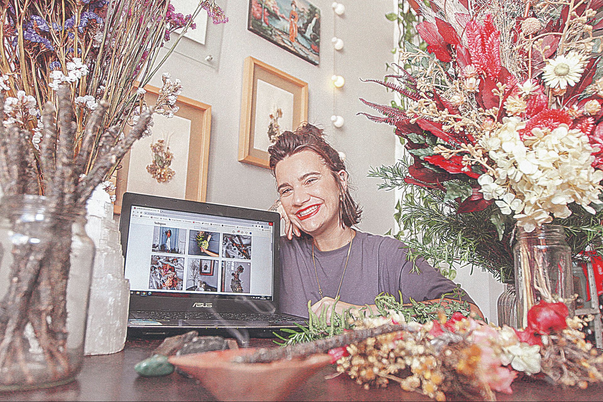 A artista plástica Bárbara Carnielli, de 33 anos, trabalha com confecção de arranjos com flores secas, incensos naturais, acessórios florais, por exemplo (Foto: Kadidja Fernandes/AT)