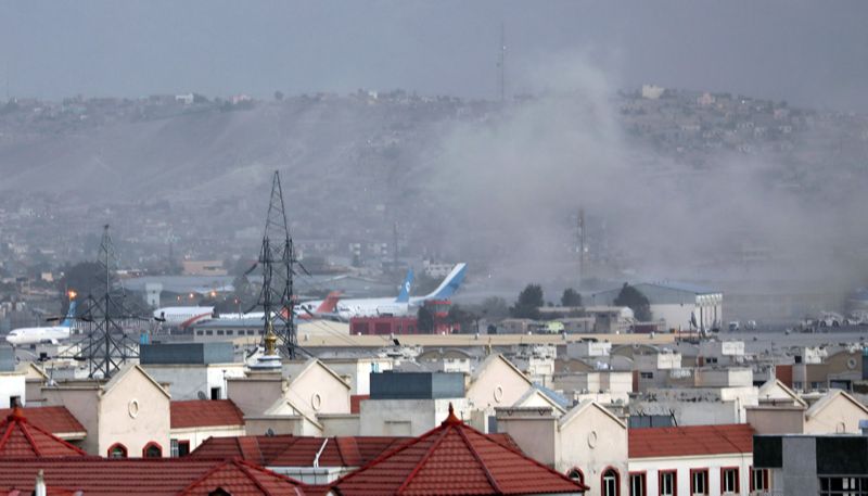 A fumaça de uma explosão foi vista do lado de fora do Aeroporto de Cabul, no Afeganistão, na quinta-feira (Foto: Wali Sabawoon / AP / Agência Estado)