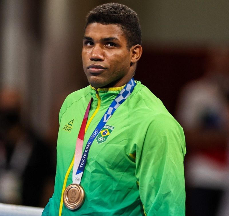 Abner Teixeira recebe primeira de três medalhas do boxe brasileiro (Foto: Jonne Roriz/COB)