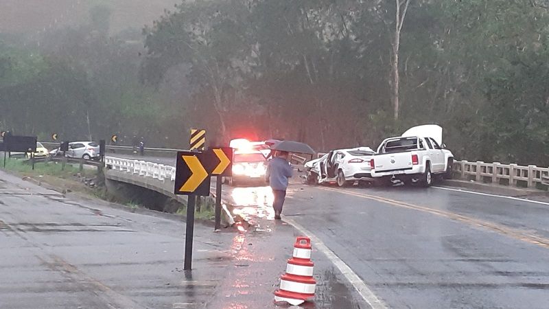 Acidente deixa feridos na BR-101, em Rio Novo do Sul (Foto: Redes Sociais)