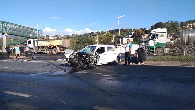 Carro de passeio envolvido em acidente na Rodovia do Contorno (Foto: Redes socias)