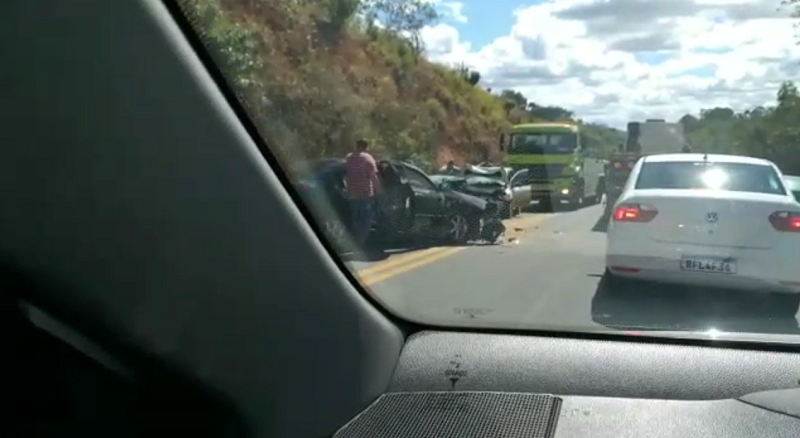 Um motorista passava pelo local e conseguiu registrar imagens do acidente (Foto: Reprodução/Redes Sociais)