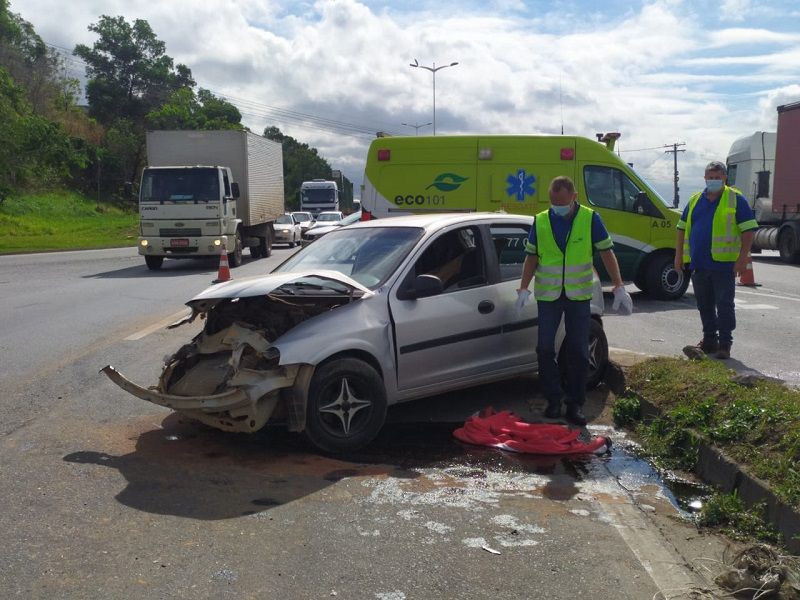 Motorista do Celta atingiu um caminhão e ocupantes do carro de passeio ficaram feridos. (Foto: Júlia Afonso)