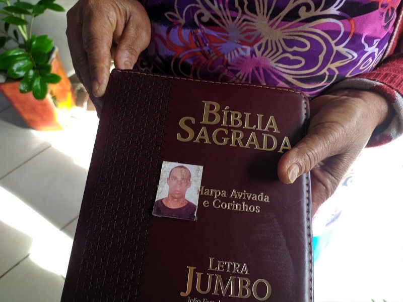 Avó levava foto de Joabe Conceição de Oliveira para igreja para orar pelo neto. (Foto: Júlia Afonso)