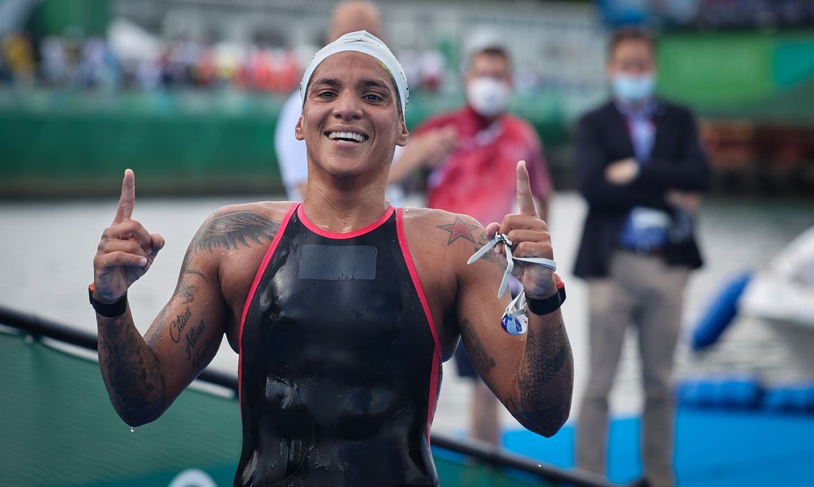 Ana Marcela Cunha conquista medalha de ouro na maratona aquática (Foto: Agência Brasil)