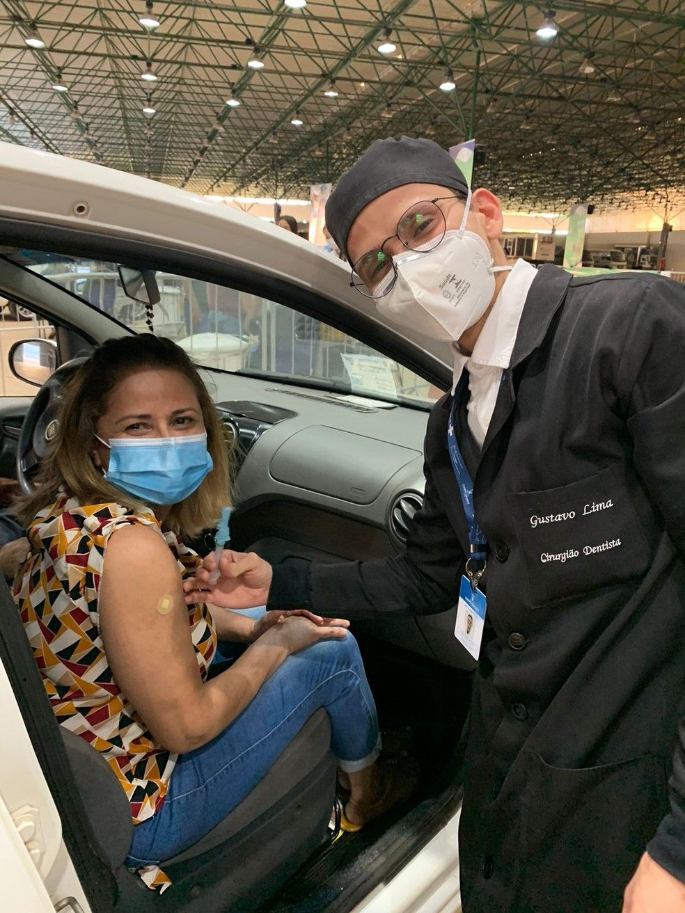 Ao fazer trabalho voluntário, Gustavo vacinou a própria mãe, em Campo Grande (Foto: Gustavo Lima/Reprodução)