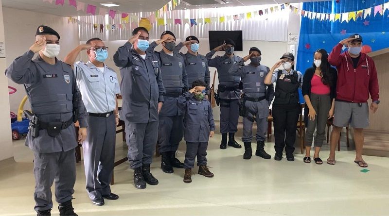 O pequeno Henderson da Costa de Oliveira realizou o sonho de conhecer policiais e dar uma volta em uma viatura (Foto: Divulgação/ Polícia Militar)