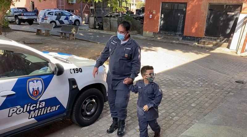 O pequeno Henderson da Costa de Oliveira realizou o sonho de conhecer policiais e dar uma volta em uma viatura (Foto: Divulgação/ Polícia Militar)