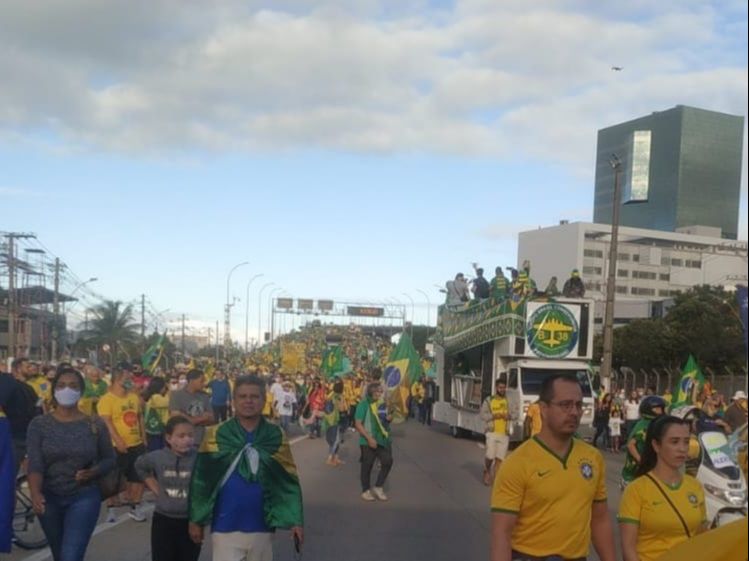Apoiadores de Bolsonaro descem a Terceira Ponte, em Vitória (Foto: Kananda Natielly/AT)