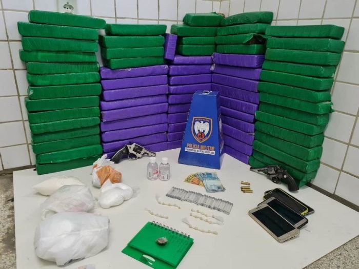 Drogas e armas foram apreendidas pela PM na Serra (Foto: Divulgação Polícia Militar)