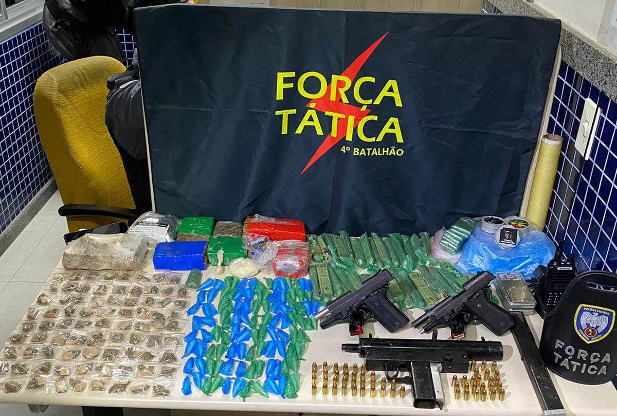 Polícia encontrou drogas, armas e munições (Foto: Divulgação/ PMES)