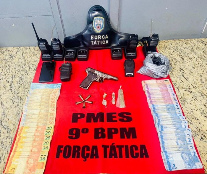 Drogas, arma e dinheiro apreendido em uma da ações da PM no Sul do Estado no final de semana (Foto: Divulgação/Polícia Militar)