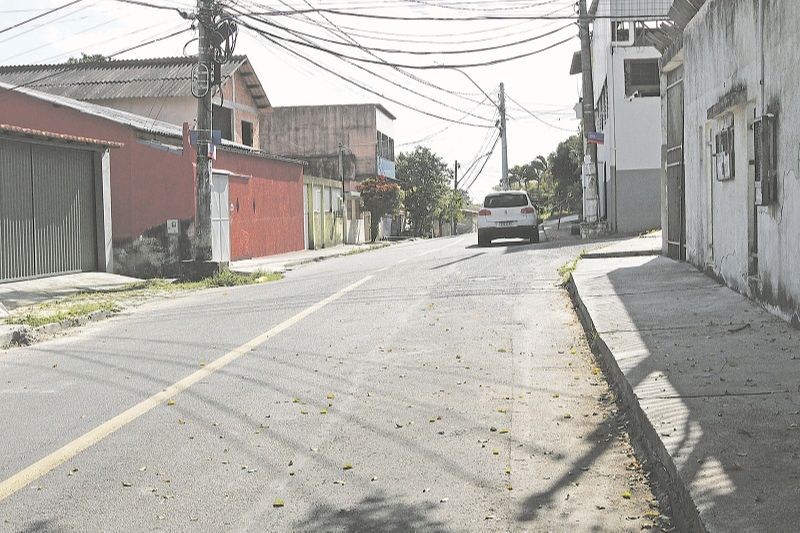 Rua Três, no bairro Estrelinha, em Vitória, onde motociclistas fazem manobras arriscadas e em alta velocidade (Foto: Kadidja Fernandes/AT)