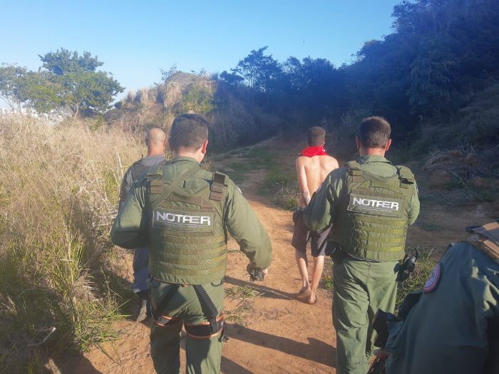 Um dos suspeitos foi preso com ajuda da tripulação do Notaer (Foto: Divulgação Notaer)