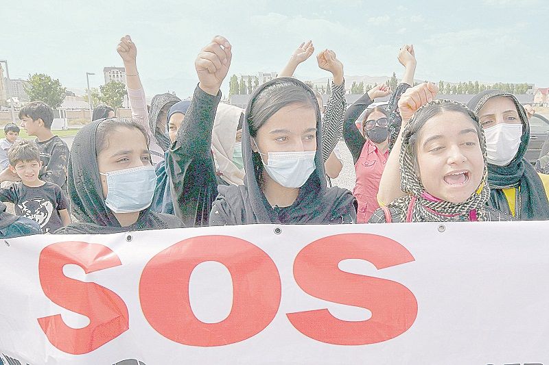 Imigrantes afegãos participam de manifestação solicitando a cidadania fora do país, tomado pelo Talibã (Foto: VLADIMIR VORONIN/Agência Estado)
