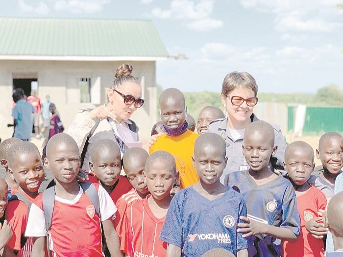 A cabo Daleprane em visita a uma escola orfanato, na cidade de Rajaf, com a amiga e também missionária da ONU Ivana Iosipovic, da Bósnia. (Foto: Acervo pessoal)
