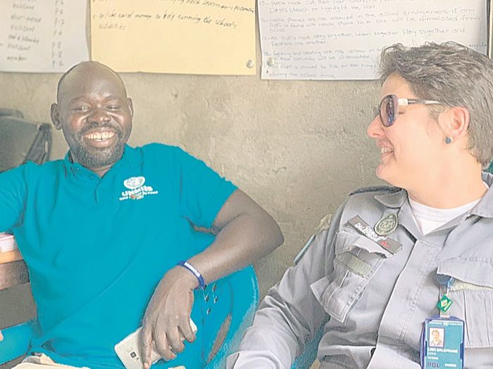O diretor Ambamba George, da escola construída pela missão, a “Exodus Junior Academy”, com a cabo Daleprane, na cidade de Juba.(Foto: Acervo pessoal)