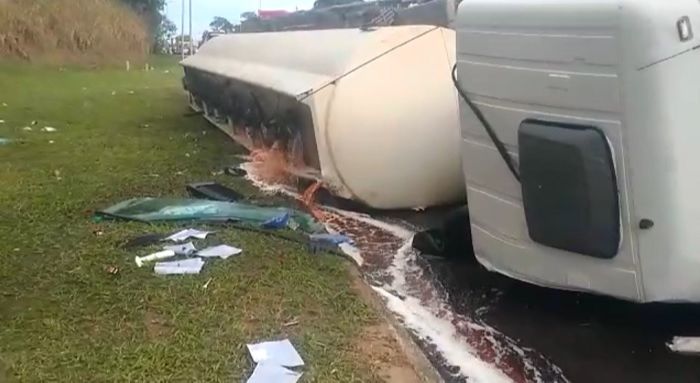 Caminhão tanque tombou e carga de óleo diesel vazou na pista (Foto: Reprodução vídeo)