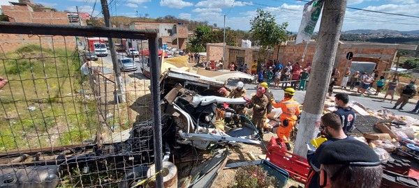 Carga de frango tomba de caminhão desgovernado, dono resolve doar e multidão disputa comida (Foto: Arquivo Pessoal)
