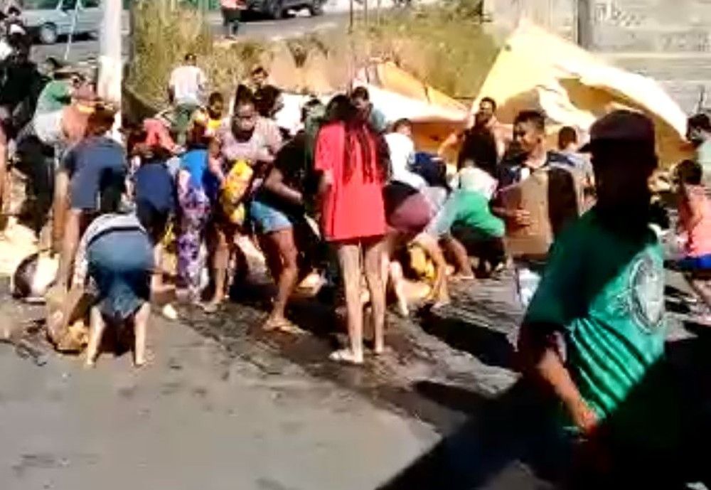 Carga de frango tomba de caminhão desgovernado, dono resolve doar e multidão disputa comida (Foto: Divulgação/Arquivo Pessoal)