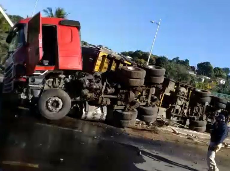 Carreta tombada na Rodovia do Contorno, em Cariacica (Foto: Reprodução vídeo/Redes sociais)